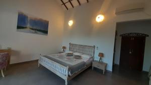 une chambre avec un lit dans une pièce dans l'établissement villa Mosaic, à Tangalle