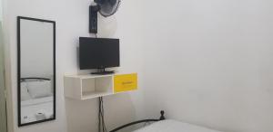 A television and/or entertainment centre at Innsite Room Rentals