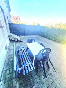 une table et des chaises assises sur une terrasse dans l'établissement Lieblingsmensch Oberhausen mit Terrasse, à Oberhausen