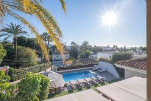 una casa con vistas a la piscina en Scandinavian Design Villa en Marbella