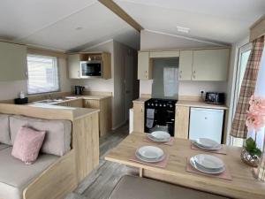 uma cozinha e sala de estar com uma mesa com pratos em Butlins - Skegness em Ingoldmells