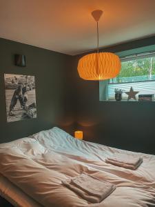 sypialnia z łóżkiem z dwoma ręcznikami w obiekcie Unik liten leilighet i Stamsund, midt i Lofoten w mieście Rishaugen