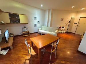 Suite Mazzini في رافينا: غرفة معيشة مع طاولة وأريكة