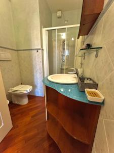 Suite Mazzini في رافينا: حمام مع حوض ومرحاض