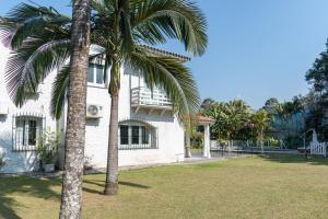 a house with two palm trees in front of it at Casa Lola in Yerba Buena