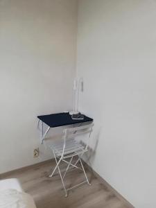 una scrivania con un computer in una stanza di L'endroit oublié a Spa