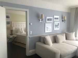 韋爾特湖畔費爾登的住宿－Apartment Lake`s，带沙发和镜子的客厅