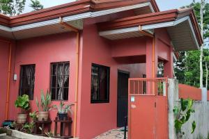 una casa roja con una puerta roja delante de ella en Angel's Place Transient House en Tagbilaran City