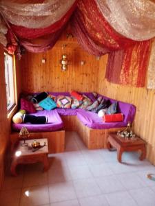 - un salon avec deux canapés violets dans l'établissement JustB, à Riemst