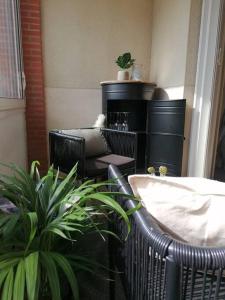um pátio com cadeiras, uma mesa e plantas em TOULOUSE - T2 moderne, quartier Lalande, 20min centre ville em Toulouse