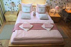 1 dormitorio con 2 camas con sábanas y almohadas rosas en Apartma Koledniki, en Bled