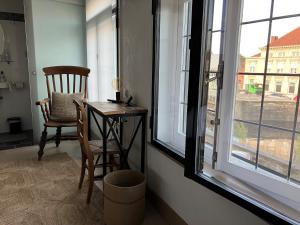 ブルージュにあるB&B My Suite Homeのテーブルと椅子、窓が備わる客室です。
