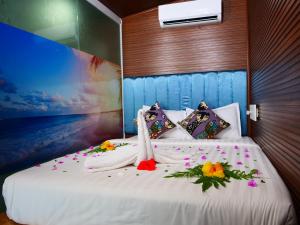 una camera da letto con un letto fiorito di Sandy Beach Bungalows a Koh Rong Sanloem