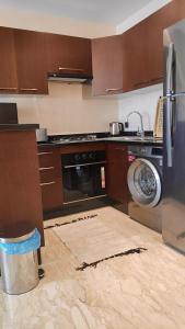 Il comprend une cuisine équipée d'une cuisinière et d'un lave-vaisselle. dans l'établissement Hivernage, agadir bay, beach, pool, modern apartment, à Agadir
