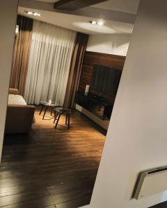 un soggiorno con un divano e una televisione di Apartman 11 a Leskovac