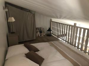 Ένα ή περισσότερα κρεβάτια σε δωμάτιο στο Ferme La Clavière, Maison de vacances Lou Pitchoun