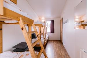 Un pat sau paturi într-o cameră la Hlid Hostel