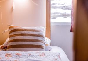 Un pat sau paturi într-o cameră la Hlid Hostel