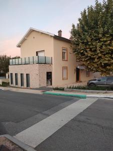 a house on the side of a street with a crosswalk at Super studio rez de jardin avec extérieur in Lozanne