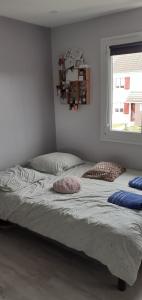 Fotografia z galérie ubytovania 2 places 24 H Enceinte générale OFFERTES Maison au calme à proximité du circuit v destinácii Le Mans