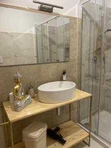 ein Bad mit einem Waschbecken und einer Dusche in der Unterkunft Suite Fimabechi in Bari