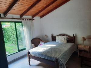 A bed or beds in a room at ALQUILER ROLDAN con amplio jardín