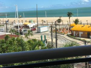 Blick auf den Strand vom Balkon eines Resorts in der Unterkunft Alugo Temporada apartamento frente ao mar de Fortaleza vista panorâmica do Mar in Fortaleza