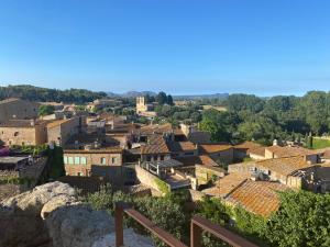 a view of a town from a hill at Moderno apartamento en Empordà Golf in Gualta