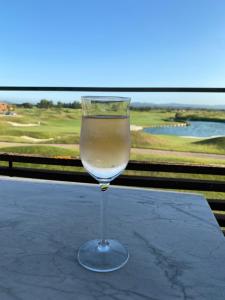 a glass of wine sitting on top of a table at Moderno apartamento en Empordà Golf in Gualta