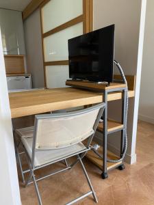 a desk with a computer monitor on top of it at Moderno apartamento en Empordà Golf in Gualta