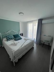 sypialnia z dużym łóżkiem i oknem w obiekcie Casa Mariù w mieście Turi