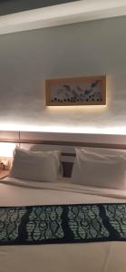 Una cama con dos almohadas y un estante encima. en Green Sudr Resort, en Ras Sedr