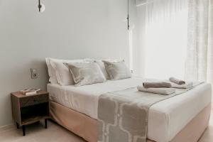 Gulta vai gultas numurā naktsmītnē Quattro Luxury Apartments