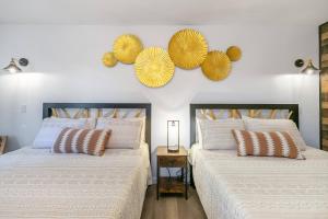 dos camas sentadas una al lado de la otra en un dormitorio en Candlewick Inn and Suites, en Eureka Springs