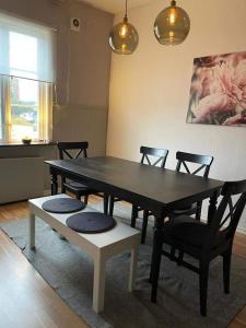 a dining room with a table and chairs and a window at Gästis Vandrarhem i Örkelljunga in Orkelljunga