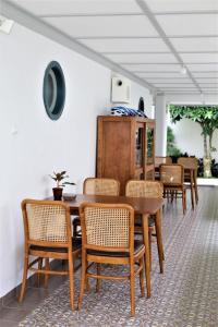 jadalnia z drewnianym stołem i krzesłami w obiekcie CERIA HOTEL at Alun Alun Yogyakarta w mieście Yogyakarta
