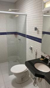 een badkamer met een toilet, een douche en een wastafel bij Pousada Paraíso in Teresina