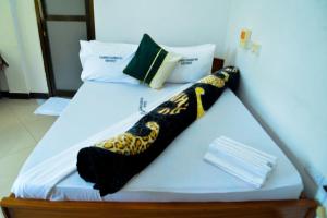 Postel nebo postele na pokoji v ubytování Flamingo Hotel Kinyerezi