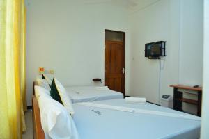 Postel nebo postele na pokoji v ubytování Flamingo Hotel Kinyerezi