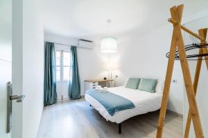 A bed or beds in a room at Precioso apartamento con parking en Granada