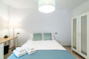 A bed or beds in a room at Precioso apartamento con parking en Granada