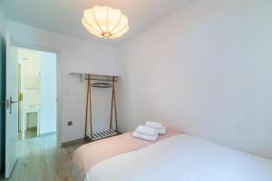 A bed or beds in a room at Precioso apartamento con parking en Granada