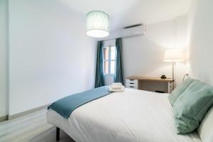 A bed or beds in a room at Precioso apartamento con parking en Granada