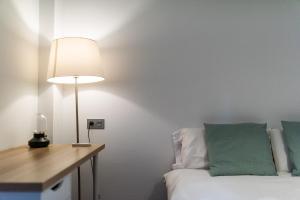 A bed or beds in a room at Precioso apartamento con parking en Granada