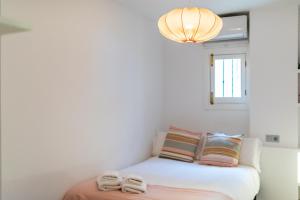 A bed or beds in a room at Precioso apartamento con parking en Granada
