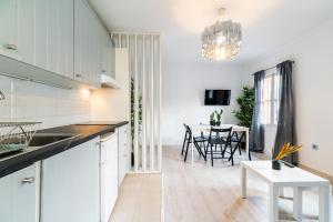 A kitchen or kitchenette at Precioso apartamento con parking en Granada