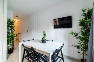A television and/or entertainment centre at Precioso apartamento con parking en Granada