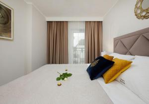 Posteľ alebo postele v izbe v ubytovaní Baltic Residence Apartamenty Alkam apartament nr 7, 8 - Klimatyzowany, Warszawska 11