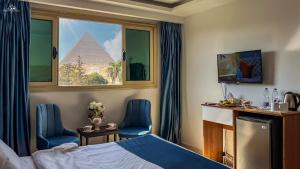 Una cama o camas en una habitación de PANORAMA view pyramids