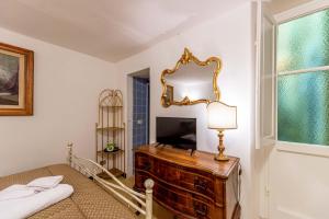 フィレンツェにあるCasa Savonarola Charmeのベッドルーム1室(ベッド1台、鏡付きドレッサー付)